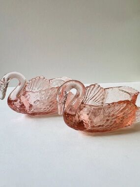VINTAGE 2 Cambridge pink swans